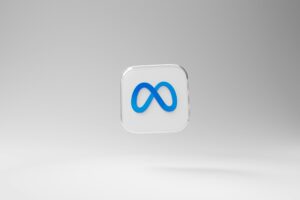 This article discusses the implications of Meta's move into mixed reality on the future of social media.