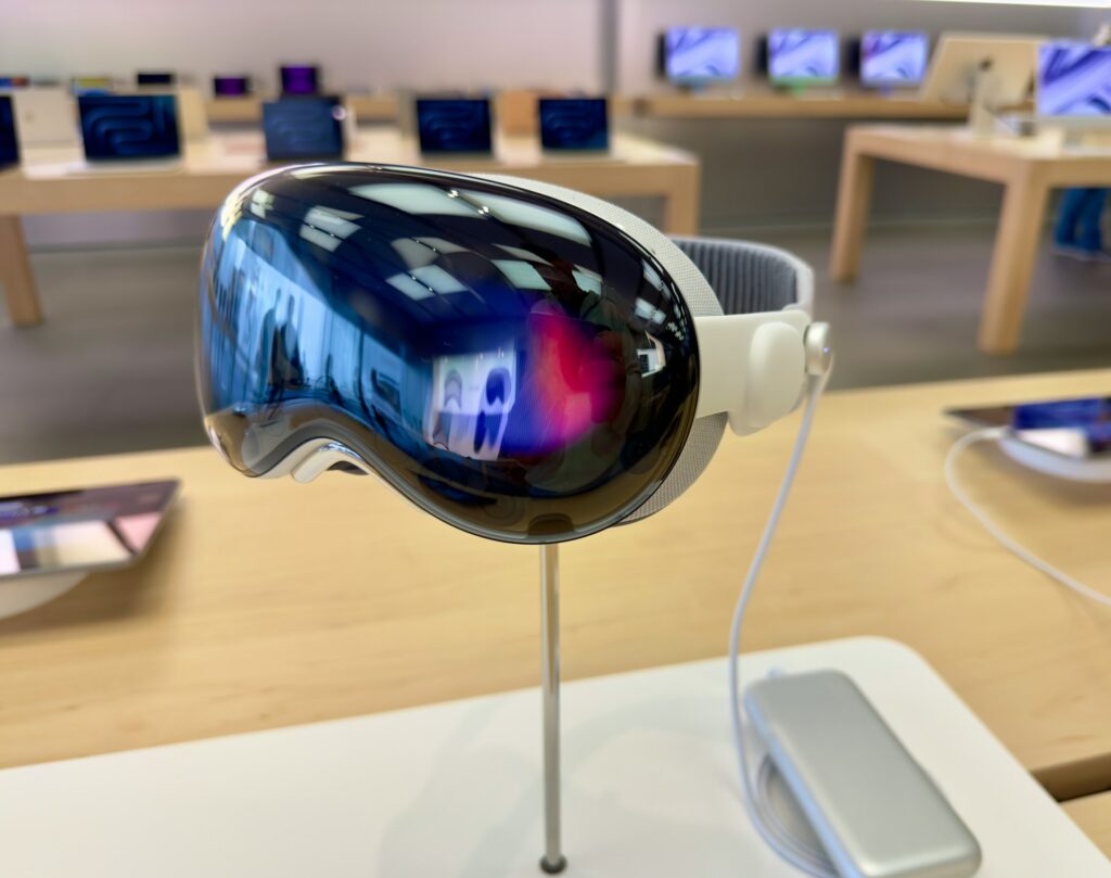 New augmented reality (AR) smart devices have been announced by Apple and Samsung.